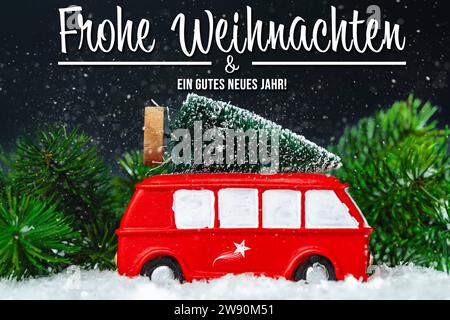 Dezember 2023: frohe Weihnachten und ein gutes neues Jahr Gruß Schriftzug über einem roten Bus mit einem Weihnachtsbaum auf dem Dach in einer Schneelandschaft FOTOMONTAGE Stockfoto