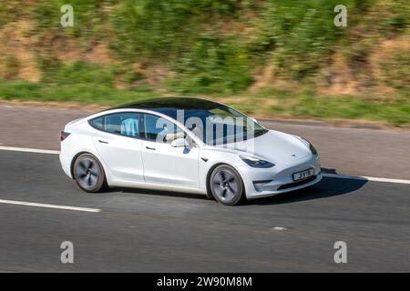 2021 White Tesla Model 3 Long Range AWD 100Dkwh Dual Motor Auto Electricity Limousine; Tesla Model 3 Performance awd, EVs, Premium-E-Limousine, E-Limousine, Elektrofahrzeuge, Elektromotor, Elektroauto, Elektroauto-Eigenmotoren, Autofahren auf der Autobahn M6. Stockfoto