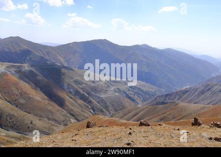 Blick vom Kaldaman Pass zwischen Arslanbob und Kasarman in Kirgisistan, Zentralasien Stockfoto