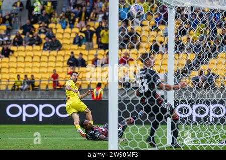 Wellington, Neuseeland. Samstag, 23. Dezember 2023. Wellington Phoenix Mittelfeldspieler Kosta Barbarouses (L) sieht zu, wie sein Schuss ins Netz segelt, um die Punktzahl während der A-League Runde 9 zwischen Wellington Phoenix und Western Sydney Wanderers im Sky Sport Stadium in Wellington, Neuseeland, zu öffnen. Quelle: James Foy/Alamy Live News Stockfoto