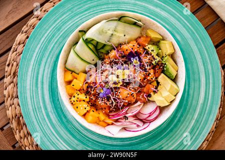 Lachs Poke Schüssel Vogelperspektive in einem Restaurant Stockfoto