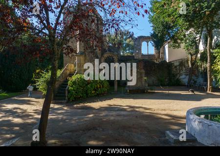 Bau von gefälschten Ruinen im Evora Public Park an einem sonnigen Herbsttag, Evora, Alentejo, Portugal Stockfoto