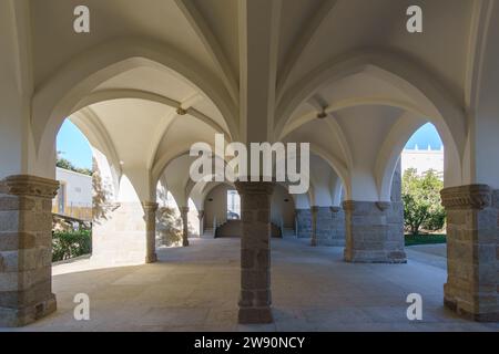 Weiße Säulen der Königspalast im Jardim Publico in der Altstadt der Stadt Evora, Alentejo, Portugal Stockfoto