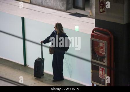 Oviedo, Spanien, 23. Dezember 2023: Ein Mädchen, das während Renfe auf den Zug wartet, bietet am 23. Dezember 2023 in Oviedo, Spanien mehr als 5 Millionen Fahrkarten für die Weihnachtsfahrt an. Quelle: Alberto Brevers / Alamy Live News. Stockfoto