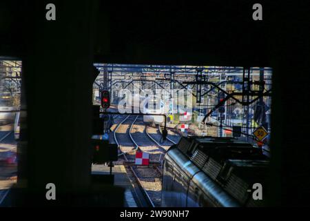 Oviedo, Spanien, 23. Dezember 2023: Der Zug, der während Renfe in den Bahnhof Oviedo einfährt, bietet mehr als 5 Millionen Fahrkarten für Weihnachten am 23. Dezember 2023 in Oviedo, Spanien. Quelle: Alberto Brevers / Alamy Live News. Stockfoto