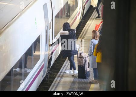 Oviedo, Spanien, 23. Dezember 2023: Ein Mädchen, das während Renfe die Zugtür öffnet, bietet mehr als 5 Millionen Fahrkarten für Weihnachten am 23. Dezember 2023 in Oviedo, Spanien. Quelle: Alberto Brevers / Alamy Live News. Stockfoto