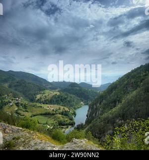 serbisches Landschaftstal des Spajici-Sees vom Zaovine-See im Tara-Nationalpark, Serbien Stockfoto