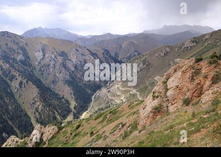 Der Moldo-Ashuu-Pass, Bezirk der Region Songkol im Westen Kirgisistans Stockfoto