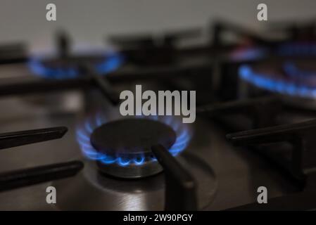 Gasbrenner auf Küchenherd zum Kochen mit Feuer, Energiekonzept Stockfoto