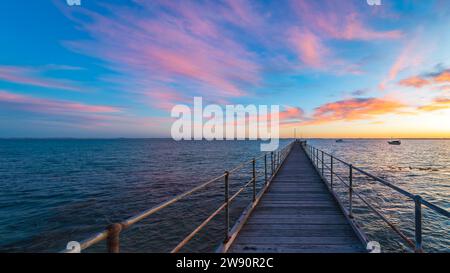 Robe Pier mit frühen Vogelfischern während des Sonnenaufgangs, Limestone Coast, South Australia Stockfoto