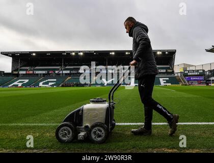 Ground sman bereitet den Boden während des Sky Bet Championship Matches Plymouth Argyle vs Birmingham City at Home Park, Plymouth, Vereinigtes Königreich, 23. Dezember 2023 (Foto: Stan Kasala/News Images) Stockfoto