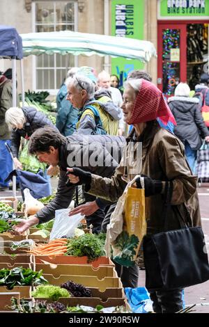 Bath, UK. Dezember 2023. Shopping in Bath am letzten Samstag vor Weihnachten. Der Bauernmarkt am samstag. Quelle: JMF News/Alamy Live News Stockfoto