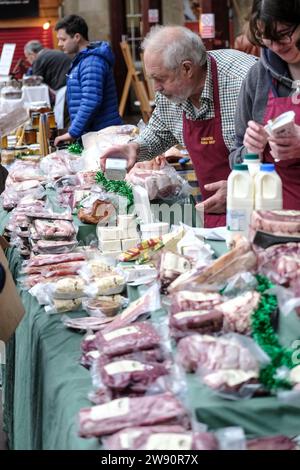 Bath, UK. Dezember 2023. Shopping in Bath am letzten Samstag vor Weihnachten. Stände auf dem Bauernmarkt am alten Bahnhof. Quelle: JMF News/Alamy Live News Stockfoto