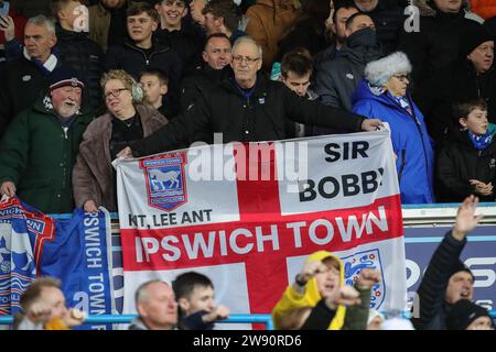 Leeds, Großbritannien. Dezember 2023. Die Fans von Ipswich Town feuern ihr Team während des Sky Bet Championship Matches Leeds United gegen Ipswich Town in der Elland Road, Leeds, Großbritannien, 23. Dezember 2023 (Foto: James Heaton/News Images) in Leeds, Großbritannien am 23. Dezember 2023 an. (Foto: James Heaton/News Images/SIPA USA) Credit: SIPA USA/Alamy Live News Stockfoto