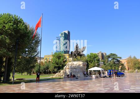 9. September 2023 - Tirana in Albanien: Bauwerke im Zentrum der Stadt mit Einheimischen und Touristen Stockfoto