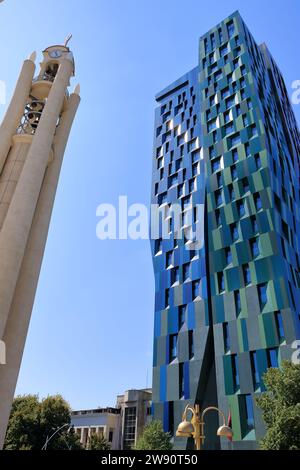 9. September 2023 - Tirana in Albanien: Bauwerke im Zentrum der Stadt mit Einheimischen und Touristen Stockfoto