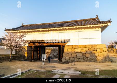 Schloss Fukuyama. Das Sujigane Gomon-Tor, ein Yaguramon-Tor im Watariyagura-Stil, ein Tor mit einem Turm im frühen Morgenlicht. Blauer Himmel. Stockfoto