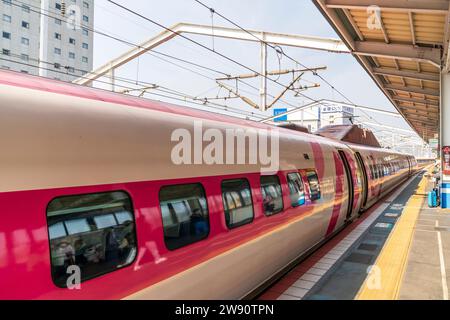 Hallo Kitty japanischer Hochgeschwindigkeitszug, shinkansen 500-Serie am Bahnhof Fukuyama. Der Zug war weiß und rosa mit verschiedenen „Hello Kitty“-Logos bemalt. Stockfoto