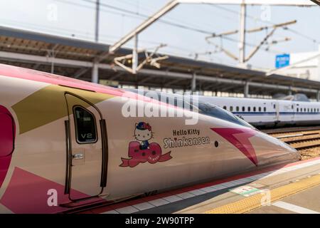 Hallo Kitty japanischer Hochgeschwindigkeitszug, shinkansen 500-Serie am Bahnhof Fukuyama. Der Zug war weiß und rosa mit verschiedenen „Hello Kitty“-Logos bemalt. Stockfoto