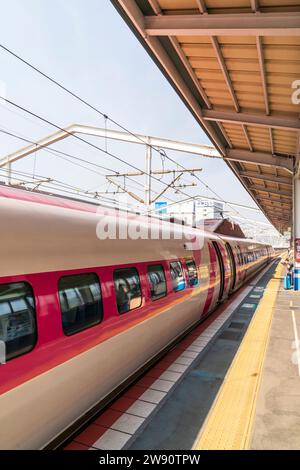 Hallo Kitty japanischer Hochgeschwindigkeitszug, shinkansen 500-Serie am Bahnhof Fukuyama. Der Zug war weiß und rosa mit verschiedenen „Hello Kitty“-Logos bemalt. Stockfoto