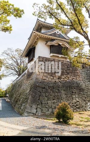 Der Tsukimi Yagura, ein Turm mit Mondblick auf dem Okayama Castle in Japan. Es wurde 1620 erbaut und ist ein zweistöckiger Turm an der Ecke der ishigaki Steinmauern. Stockfoto