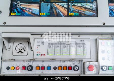 Japanischer Shinkansen, Hochgeschwindigkeitszug, Kontrollstation auf dem Bahnsteig mit Videofeeds, Tasten und Display, um anzuzeigen, ob die Tore geöffnet oder geschlossen sind. Stockfoto