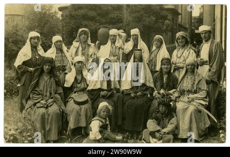 Original-Postkarte aus den 1920er Jahren von St. Pauls Kirchengruppe in schickem Kleid, zu einem religiösen Thema. Männer und Frauen in traditioneller palästinensischer Tracht. Auf der Rückseite steht St. Paul's Fisherton, Salisbury. Postkarte des Fotografen Frederick Futcher und Son Salisbury. Um 1925 Stockfoto