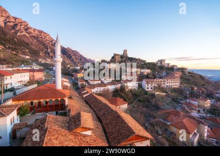 Aus der Vogelperspektive auf Kruja Burg und Basar, Albanien. Stockfoto