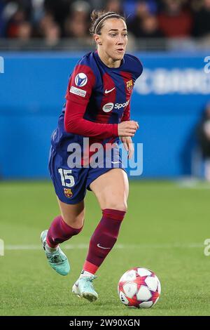 Barcelona, Spanien. Dezember 2023. Lucy Bronze (15) vom FC Barcelona beim Spiel der UEFA Women’s Champions League zwischen dem FC Barcelona und dem FC Rosengaard bei Estadi Johan Cruyff in Barcelona. (Foto: Gonzales Photo - Ainhoa Rodriguez). Stockfoto