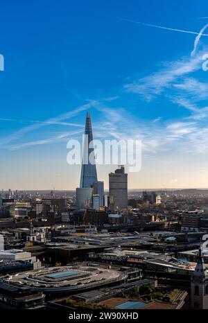 London, Großbritannien - 25. November 2023: Skyline von London. The Shard ist ein 72-stöckiges Hochhaus mit gemischter Nutzung, das von dem Architekten Renzo Piano entworfen wurde Stockfoto