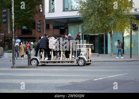 London, Großbritannien - 25. November 2023: Ein Partybike oder Pedibus in London, Großbritannien Stockfoto