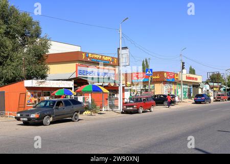 20. August 2023: Toktogul, Kirgisistan in Zentralasien: Streetlife in einem kleinen Dorf Stockfoto