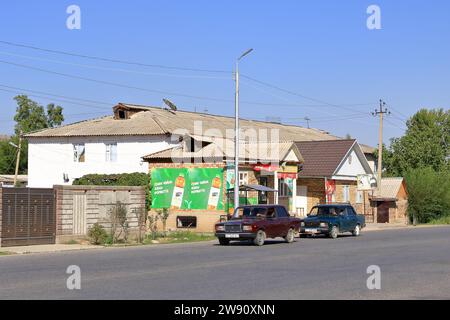 20. August 2023: Toktogul, Kirgisistan in Zentralasien: Streetlife in einem kleinen Dorf Stockfoto