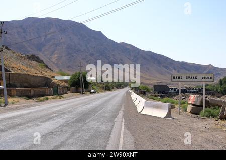 21. August 2023: Taschkomür, Kirgisistan in Zentralasien: Straße neben dem Fluss Naryn in der Nähe des Toktogul-Stausees an der Bishkek-Osh-Autobahn Stockfoto