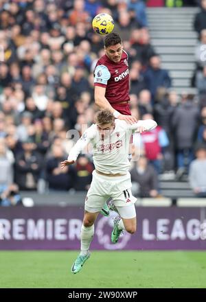 London, Großbritannien. Dezember 2023. Rasmus Højlund von Manchester United und Konstantinos Mavropanos von West Ham United fordern den Ball während des Premier League-Spiels im London Stadium. Der Bildnachweis sollte lauten: Paul Terry/Sportimage Credit: Sportimage Ltd/Alamy Live News Stockfoto