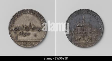 Hebamme der Stadt 's-Hertogenbosch, Theodorus Casparus van Berckel, Silbermedaille 1721. Vorne: Blick auf Stad von der Südseite; im Vordergrund: St. Antoneschans und der Straatweg; rechts: Scheepje; Schnitt: Jahr. Rückwärts: Rathaus zwischen anderen Häusern; im Vordergrund: Kutsche mit zwei Pferden, Hund und zwei Personenpaaren im Inneren; Schnitt: Monogramm der Buchstaben S und C. das Bosch Silber (Metall) schlägt (Metallbearbeitung) den Bosch Stockfoto