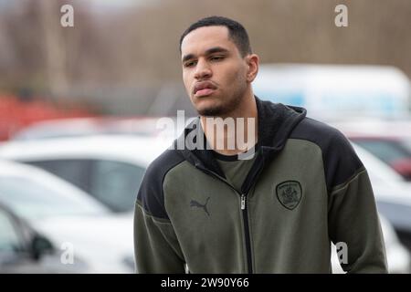 Jon Russell #3 von Barnsley kommt während des Spiels Barnsley gegen Stevenage in Oakwell, Barnsley, Großbritannien, 23. Dezember 2023 (Foto: Alfie Cosgrove/News Images) Stockfoto