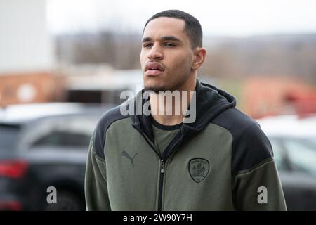 Jon Russell #3 von Barnsley kommt während des Spiels Barnsley gegen Stevenage in Oakwell, Barnsley, Großbritannien, 23. Dezember 2023 (Foto: Alfie Cosgrove/News Images) Stockfoto