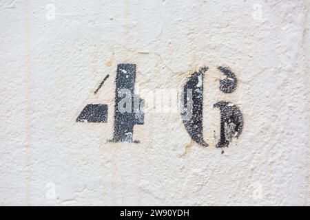 Altes Verwittertes Haus Nummer 46, Zeichnung Stockfoto