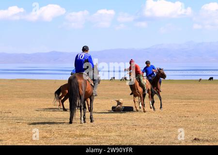 24. August 2023: Song kol Lake in Kirgisistan: Die Einheimischen spielen kok boru (Ulak tartysh), ein traditionelles Pferdewild, mit Lederpuppen statt einer Ziegenkarcas Stockfoto