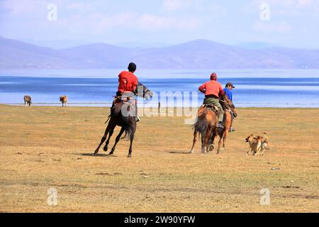 24. August 2023: Song kol Lake in Kirgisistan: Die Einheimischen spielen kok boru (Ulak tartysh), ein traditionelles Pferdewild, mit Lederpuppen statt einer Ziegenkarcas Stockfoto