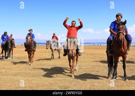 24. August 2023: Song kol Lake in Kirgisistan: Die Einheimischen spielen kok boru (Ulak tartysh), ein traditionelles Pferdewild, mit Lederpuppen statt einer Ziegenkarcas Stockfoto