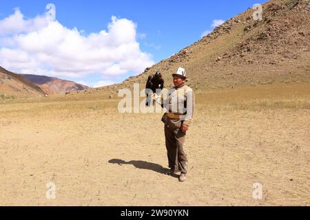 27. August 2023: Bokonbayevo, Provinz Issyk Kul in Kirgisistan: Ein kirgisischer Adlerjäger mit seinem Adler Stockfoto