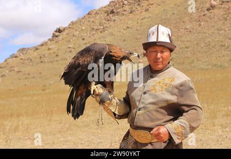 27. August 2023: Bokonbayevo, Provinz Issyk Kul in Kirgisistan: Ein kirgisischer Adlerjäger mit seinem Adler Stockfoto