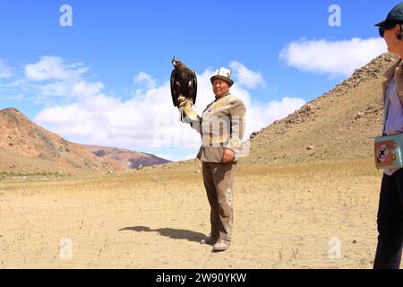 27. August 2023: Bokonbayevo, Provinz Issyk Kul in Kirgisistan: Ein kirgisischer Adlerjäger mit seinem Adler Stockfoto