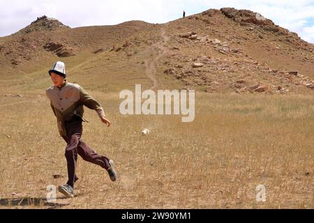 27. August 2023: Bokonbayevo, Provinz Issyk Kul in Kirgisistan: Kirgisische Adlerjäger demonstrieren eine Adlerjagd Stockfoto