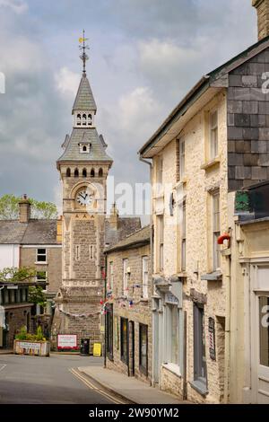 Blick entlang der Straße zum Uhrenturm. Lion Street, Hay-on-Wye, Powys, Wales, Vereinigtes Königreich, Großbritannien Stockfoto