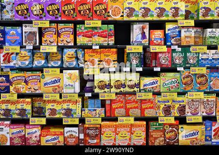 Verschiedene Getreideboxen in Supermarktregalen Stockfoto