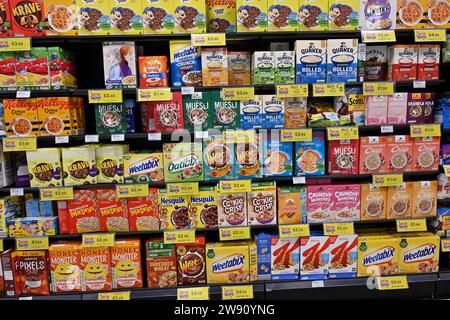 Verschiedene Getreideboxen in Supermarktregalen Stockfoto