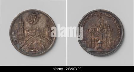 Hebamme der Stadt Delft, Gijsbert van Moelingen, 1776–1779 Silbermedaille. Vorderseite: Blick auf die Stadt Delft mit alter und neuer Kirche und Migration voller Schiffe unter gekröntem Wappen mit verzierten Zweigen. Umgekehrt: Rathaus von Delft zwischen Huizen; auf Turm: Haantje Innenverkleidung; Schnitt: Signatur der Haager Silber (Metall) markant (Metallverarbeitung) Delft Stockfoto